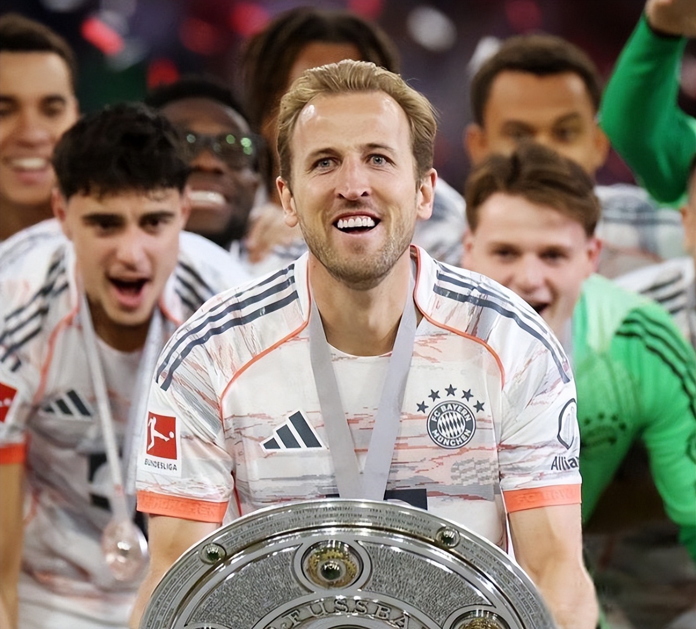 爱游戏大厅-巴萨翻盘波兰，凯恩点燃赛场