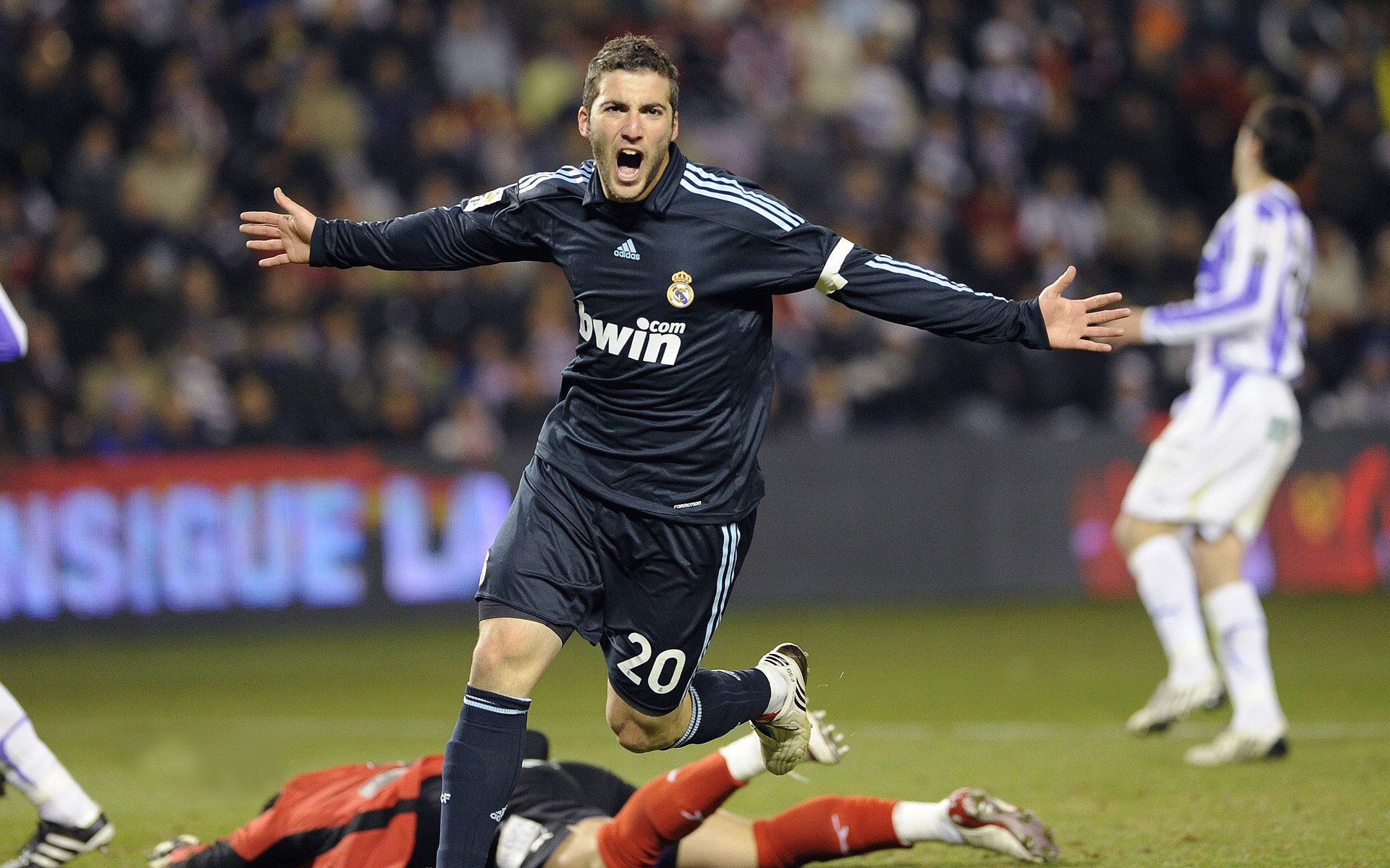 ayx世界杯2026-梅西，当世界成为舞台，冷门不过是聚光灯的序曲