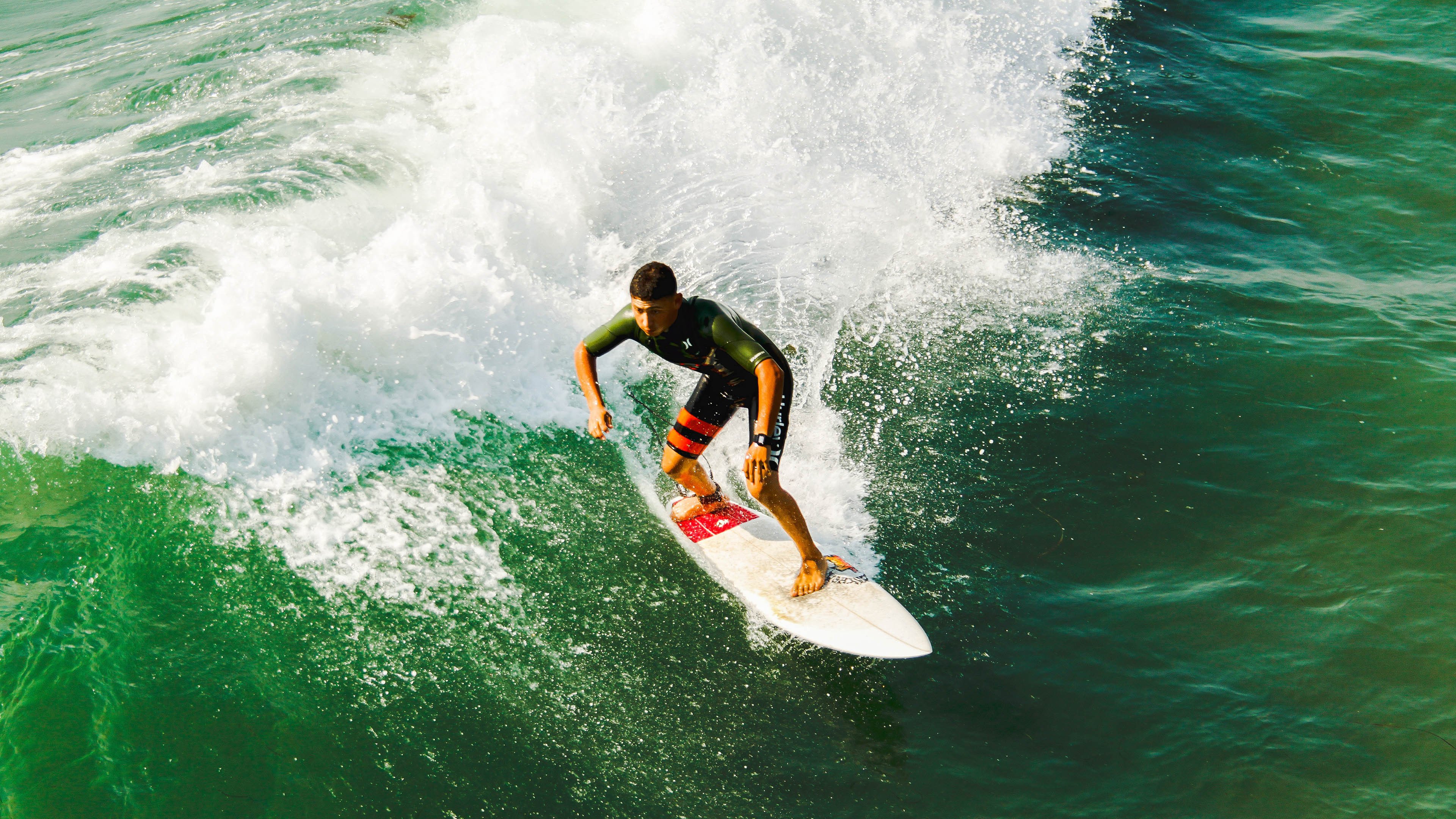 爱游戏2026-掘金争冠战胜出骑士，浓眉成为关键先生，从玻璃人到定海神针的蜕变之路